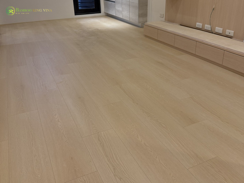 NÊN LÁT SÀN GỖ HYBRID HAY SÀN NHỰA SPC | ĐÂU LÀ LỰA CHỌN TỐI ƯU NHẤT ? 9 lát ván sàn gỗ hybrid